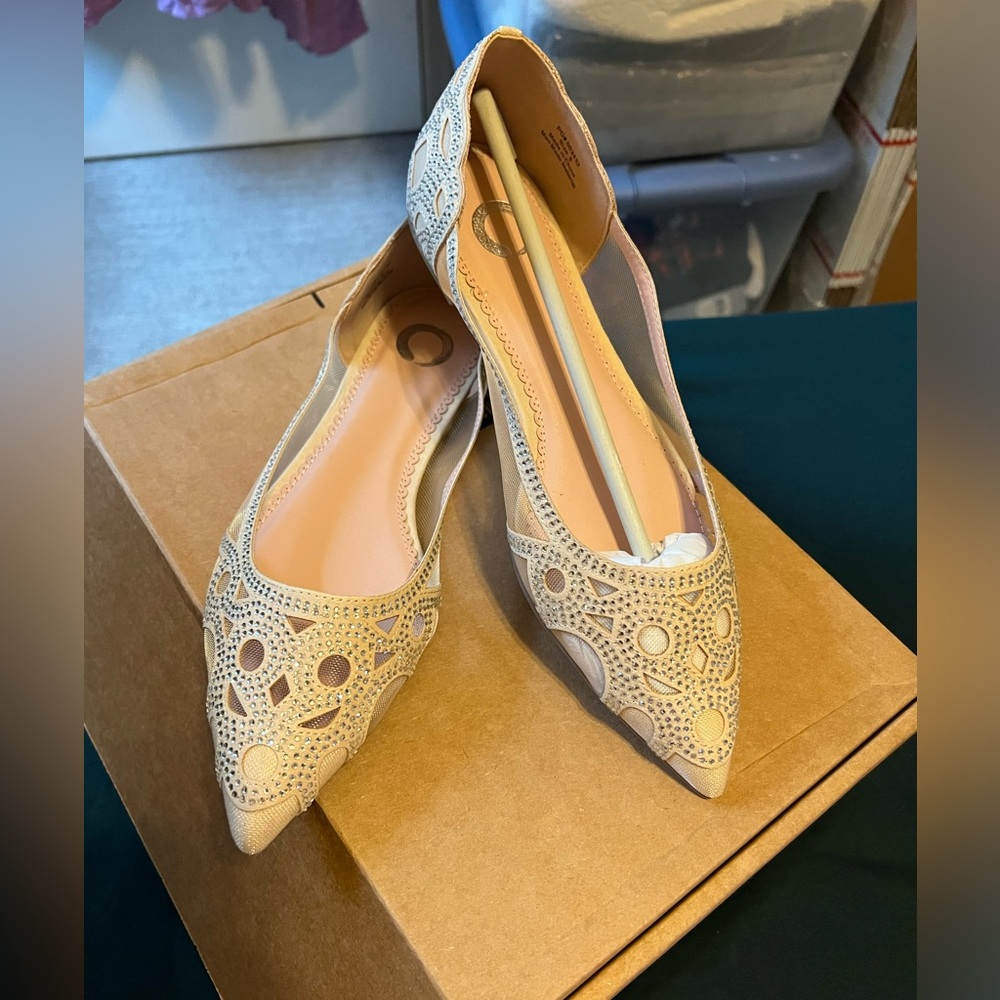 NWOT: Journee size 8 ballet, flat with rhinestones nude in color